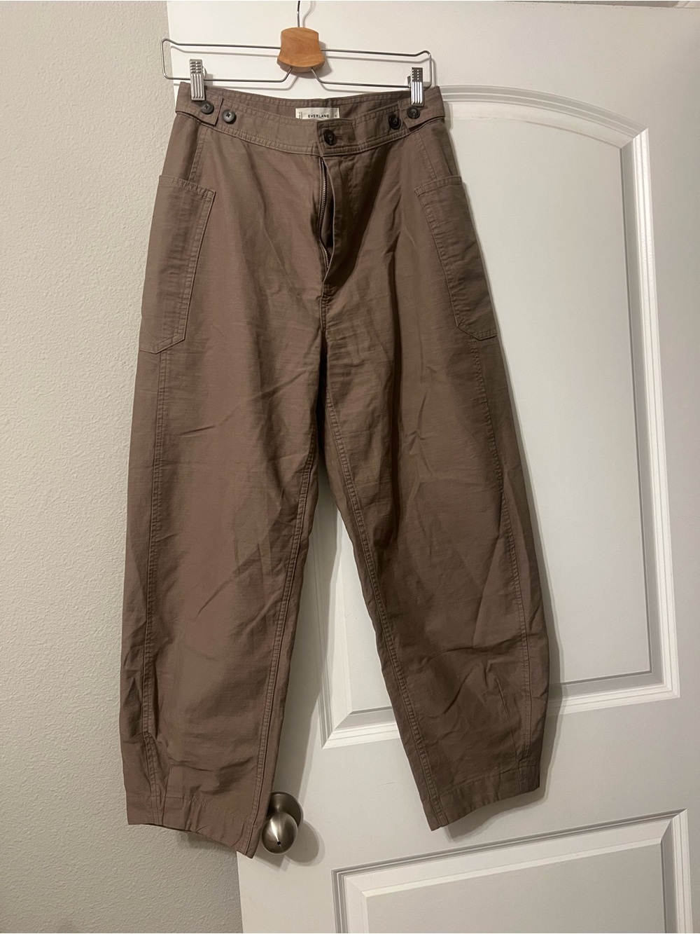 Everlane The Fatigue Organic Cotton Barrel Pant in Mushroom